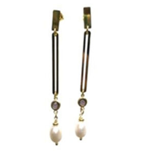 Pendiente de Plata 925 laminado en Oro Amarillo con piedras hidrotermales violetas y perlas. 